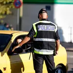 Un agente de la Policía Nacional habla con un conductor durante un control policial en una calle de Móstoles, Madrid