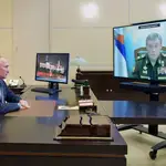 Vladimir Putin conversa con el jefe de las Fuerzas Armadas rusas
