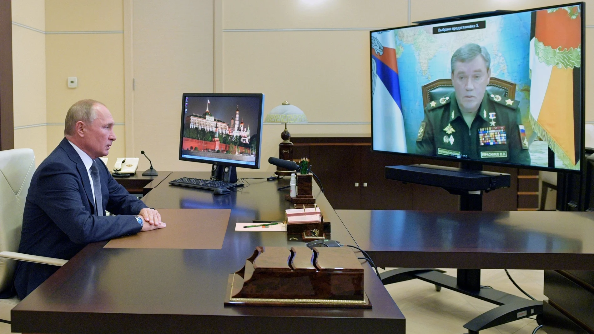 Vladimir Putin conversa con el jefe de las Fuerzas Armadas rusas