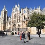 Varias personas a las puertas de la catedral de León