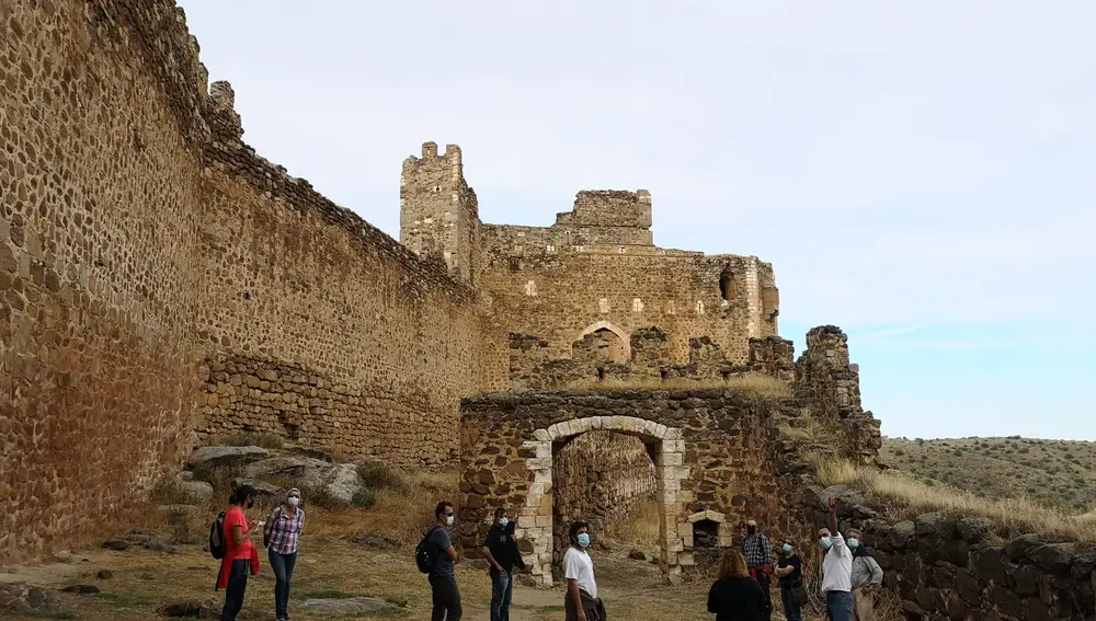 La altura de las murallas de la fortaleza es formidable, mucho mayor a la acostumbrada.