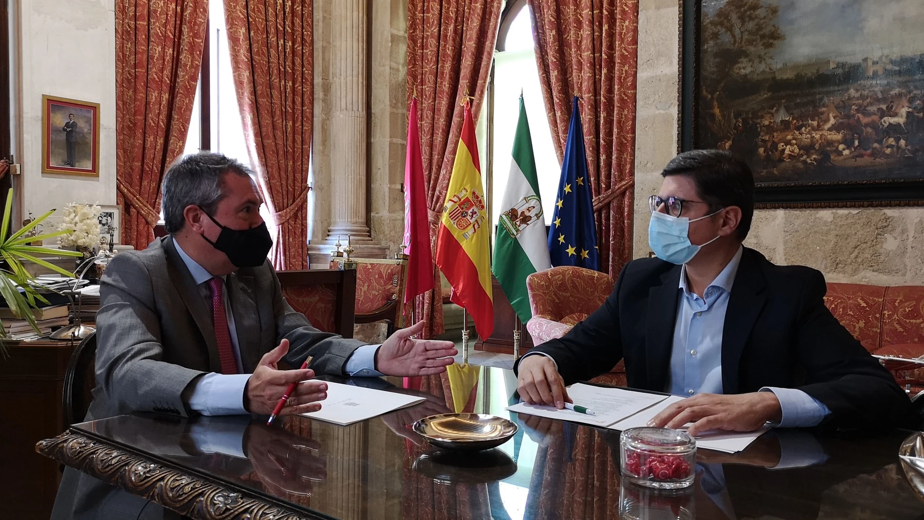 Reunión entre el alcalde de Sevilla, Juan Espadas, y el portavoz de Cs, Álvaro Pimentel