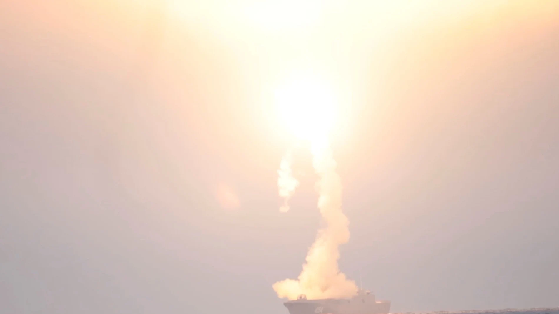 Lanzamiento de un misil de crucero Tsirkon ruso