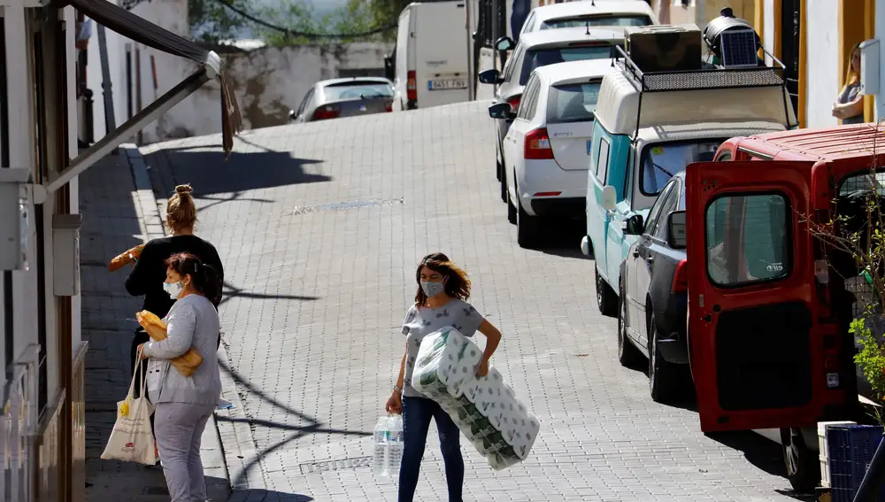 Vecinos de Almodóvar del Río (Córdoba) realizan compras de alimentos y productos necesarios