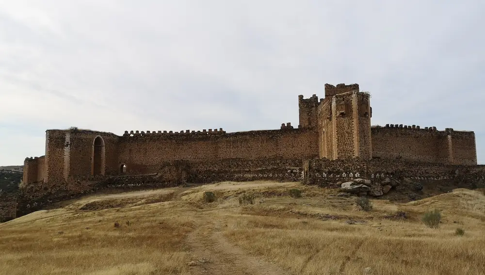 El Castillo de Montalbán visto desde el camino.