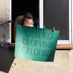 Una vecina de un edificio donde se impidió un desahucio la semana pasada en Segovia