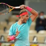 Rafa Nadal golpea un "drive" durante su participación en Roland Garros 2020