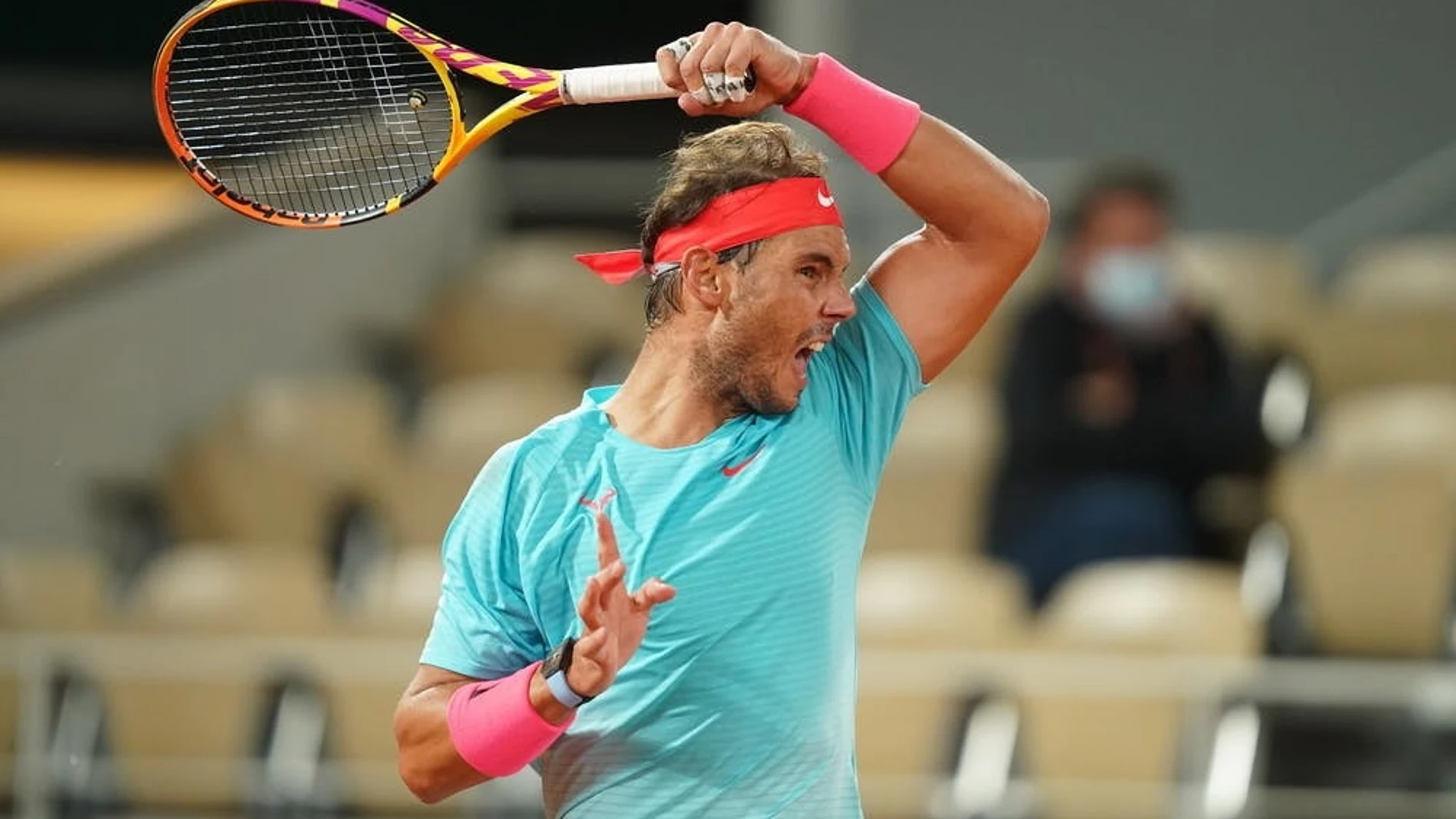 Rafa Nadal golpea un "drive" durante su participación en Roland Garros 2020