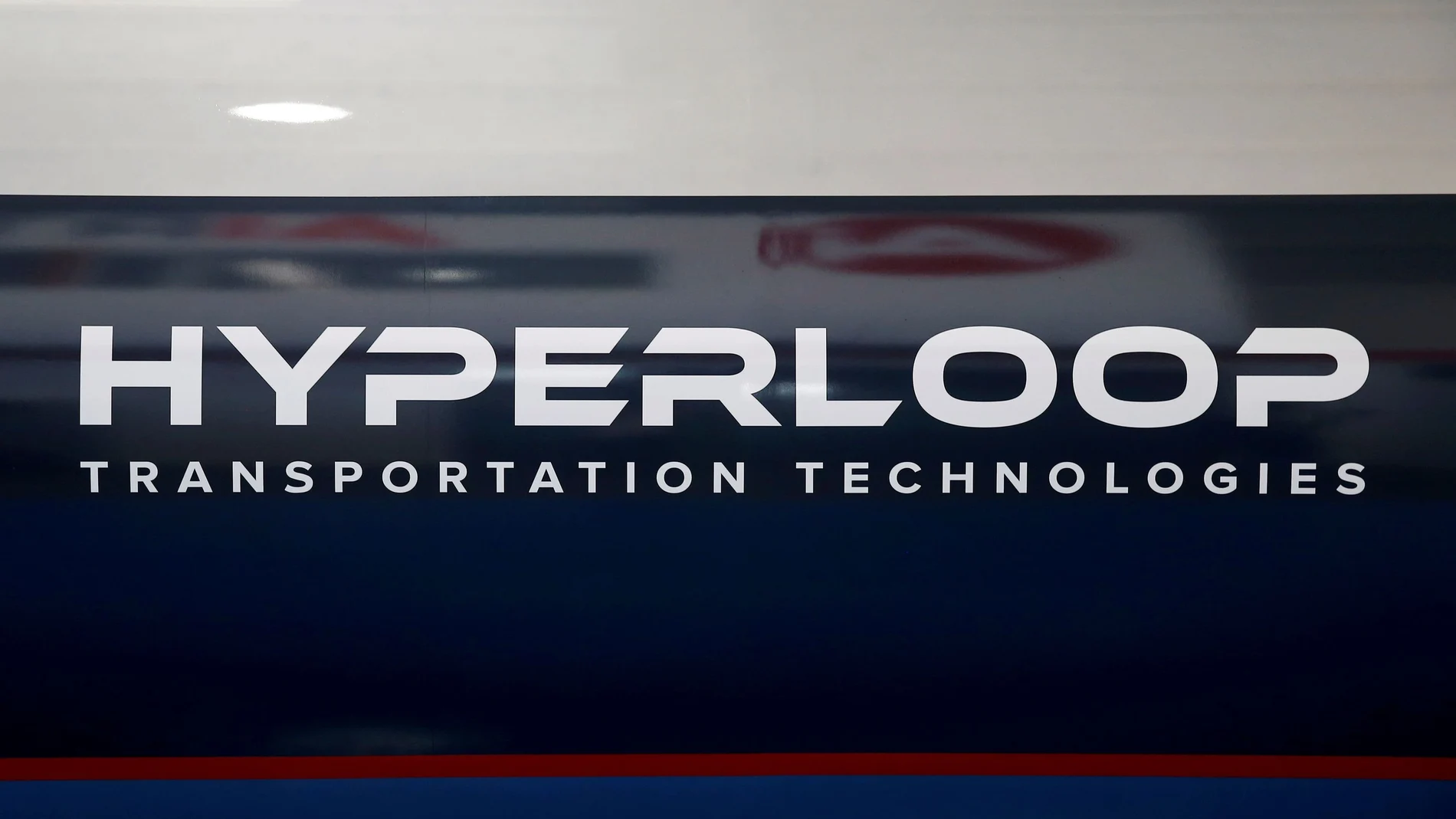 Logo de HyperloopTT sobre una cápsula que construyó la empresa gaditana Airtificial