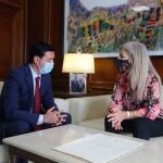 El presidente de la Diputación de Almería, Javier Aureliano García, y la consejera de Cultura, Patricia del Pozo