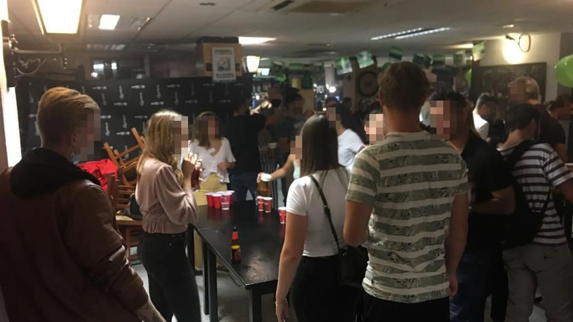 Los participantes en la fiesta compartían bebidas y no llevaban mascarilla ni guardaban la distancia de seguridad
