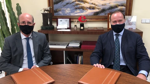 El secretario general en Andalucía, Rafael Caamaño, y el presidente de Caja Rural del Sur, José Luis García-Palacios, este miércoles en la firma del convenio