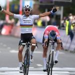 Alaphilippe levanta los brazos por delante de Van der Poel