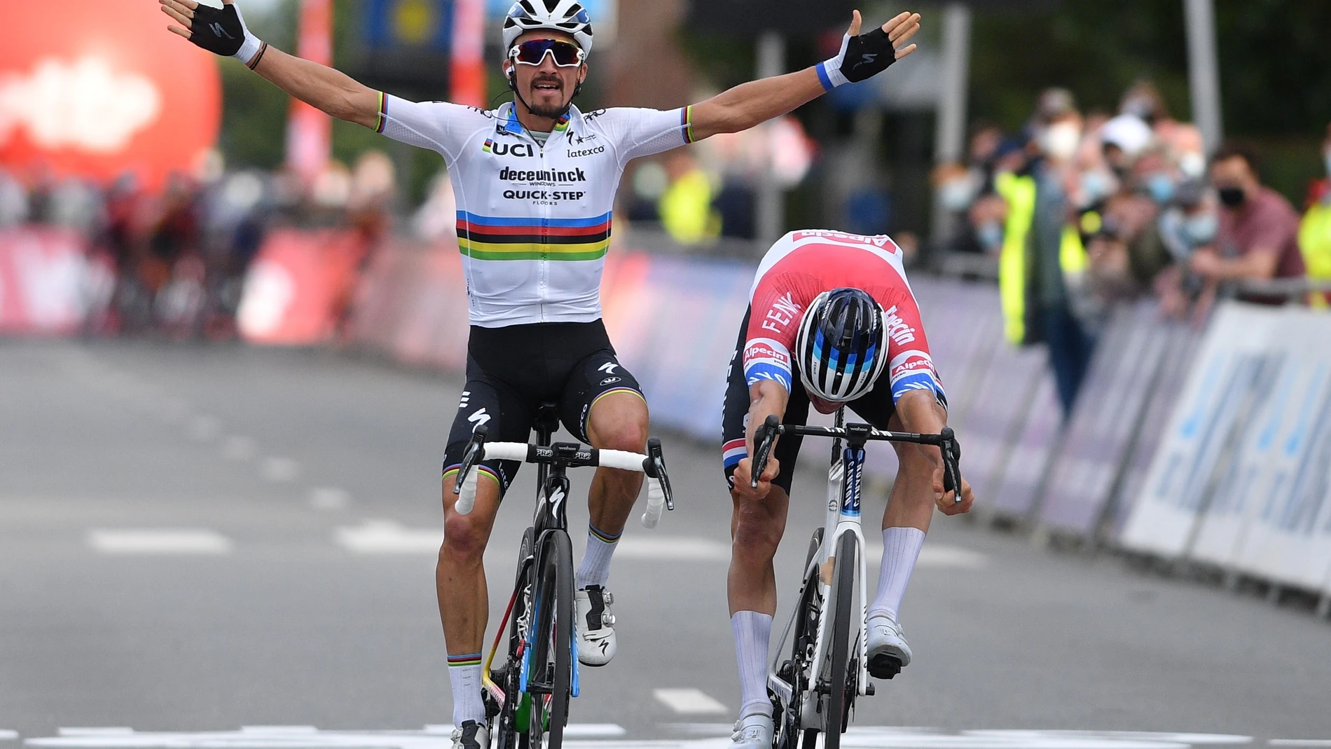 Alaphilippe levanta los brazos por delante de Van der Poel