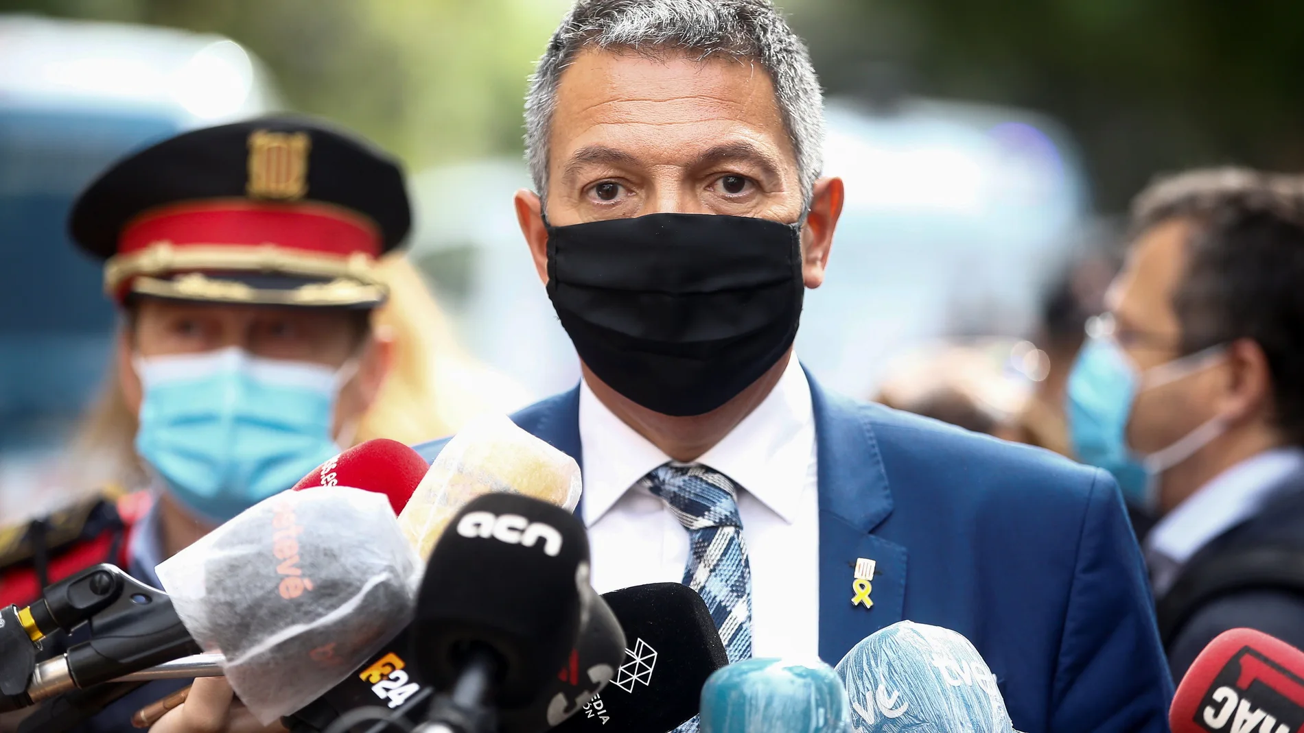 El conseller de Interior, Miquel Samper, atendiendo a los medios de comunicación. EFE/ Quique García