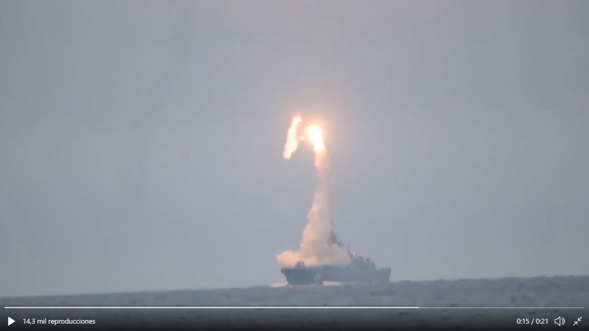 Una imagen del vídeo del lanzamiento del misil hipersónico Tsirkon desde una fragata de la Marina de Rusia