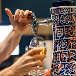 Un empleado sirve una cerveza en un restaurante, en Toledo, Castilla-La Mancha