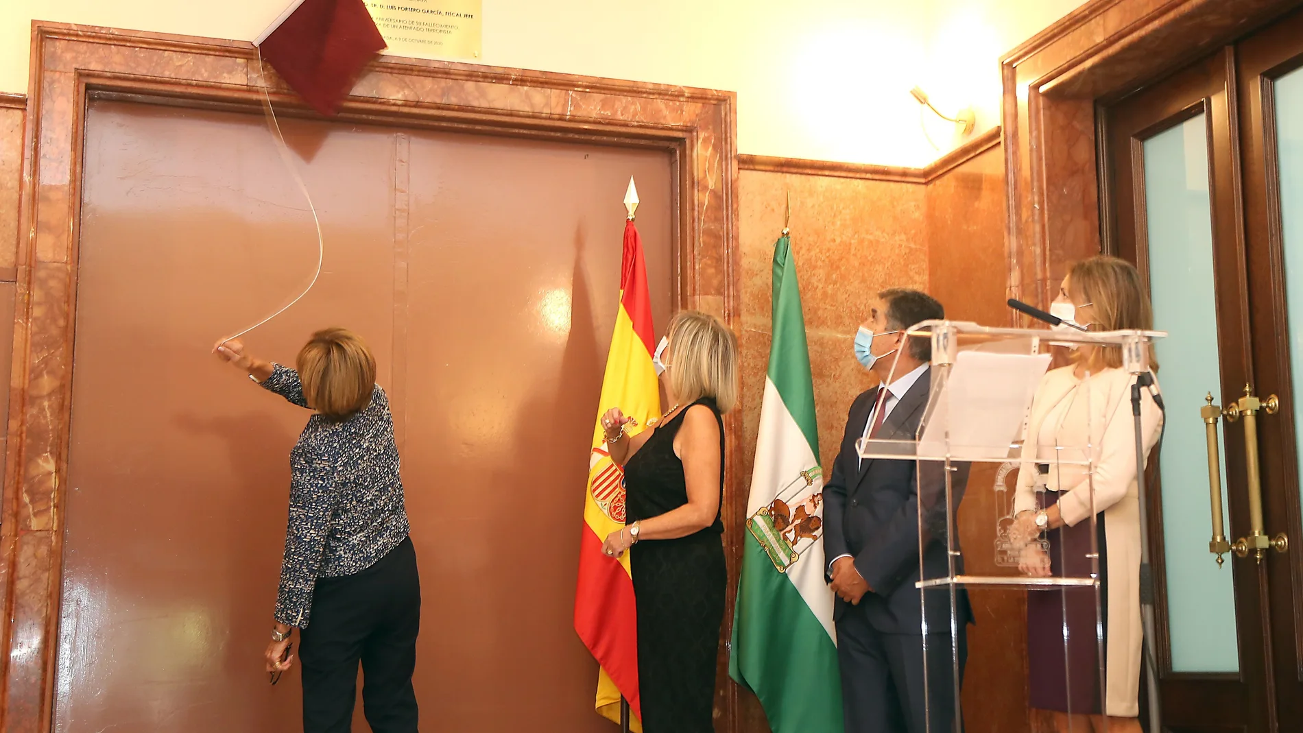 De Izquierda a derecha, Rosario de la Torre, viuda del que fuera fiscal jefe del Tribunal Superior de Justicia de Andalucía (TSJA) Luis Portero, descubre la placa en su memoria al cumplirse el 20 aniversario de su asesinato por la banda terrorista ETA, acompañada de la fiscal Superior de Andalucía, Ceuta y Melilla, Ana Tárrago; el presidente del Tribunal Superior de Justicia de Andalucía, Lorenzo del Rio, y la secretaria general para la Justicia de la Junta de Andalucía, María José Torres, durante el acto de homenaje hoy en el edificio de la Fiscalía en Granada