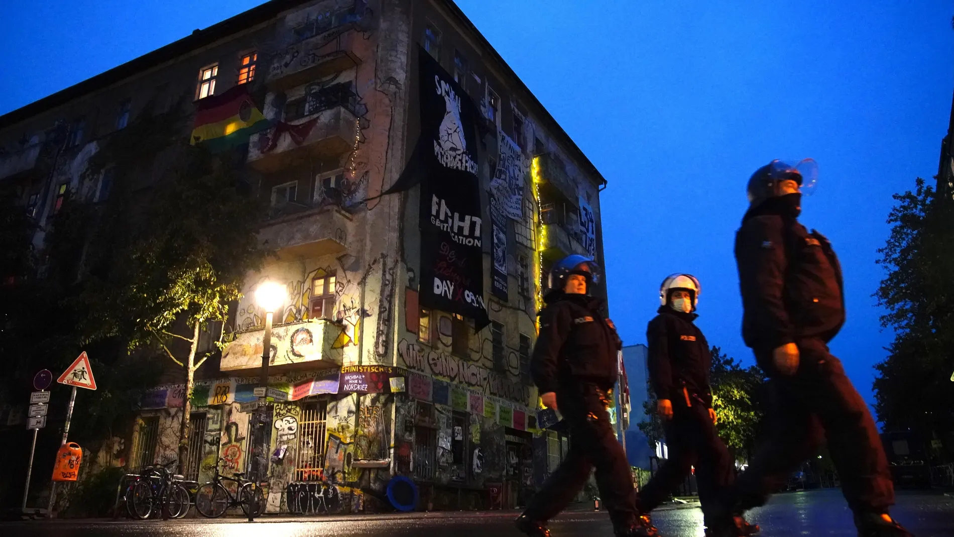 Agentes de policía horas antes del desalojo en la casa okupada de Berlín Liebig34