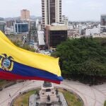 Vista de la bandera de Ecuador izada en la Plaza del Centenario de la ciudad de Guayaquil (Ecuador)