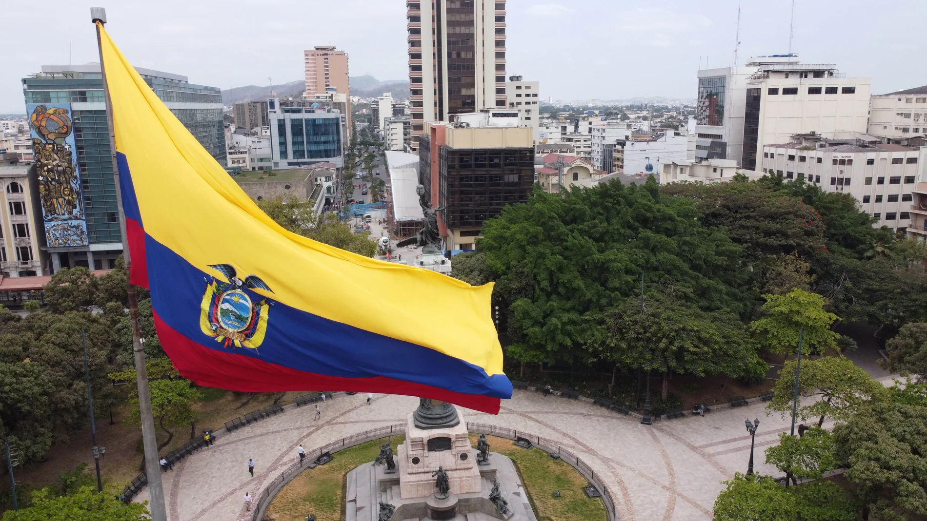 Vista de la bandera de Ecuador izada en la Plaza del Centenario de la ciudad de Guayaquil (Ecuador)