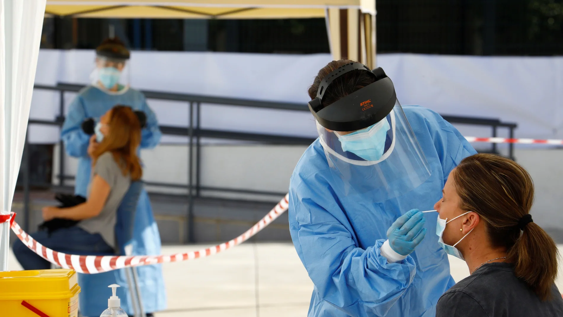 Un dispositivo montado, donde personal sanitario realiza pruebas de test rápidos a los vecinos para determinar el nivel de contagio por COVID-19. EFE/Salas