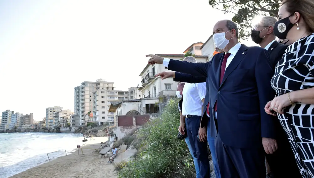 Ersin Tatar, el candidato presidencial favorito de Erdogan, en la playa de Varosha, en Famagusta