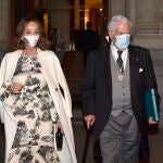 Mario Vargas LLosa e Isabel Preysler abandonan la Real academia de la Lengua después de asistir al acto de apertura del curso académico, en Madrid, a 7 de octubre de 2020.