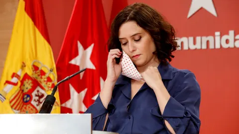La presidenta de la Comunidad de Madrid, Isabel Díaz Ayuso, ayer, en la sede del Gobierno regional, donde analizó el auto del TSJ de Madrid