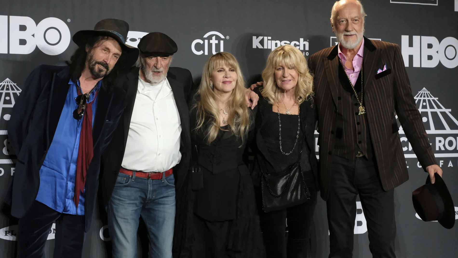 Desde la izquierda, Mike Campbell, John McVie, Stevie Nicks, Christine McVie y Mick Fleetwood en la ceremonia del Salón de la Fama del Rock & Roll