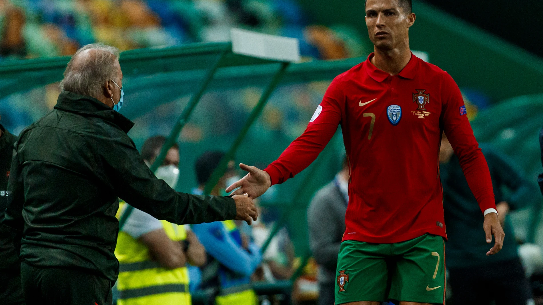 Cristiano Ronaldo, después de ser sustituido en el Portugal-España