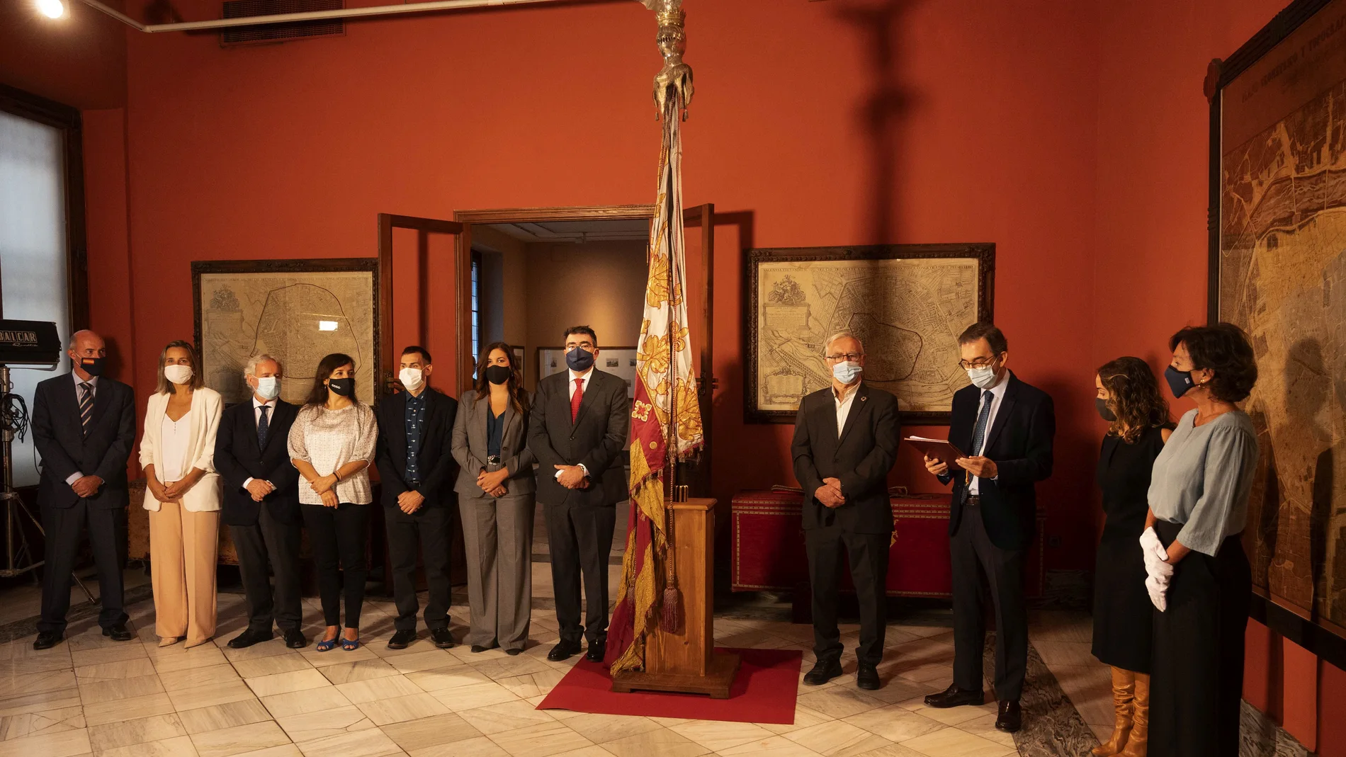 La Real Senyera ha sido trasladada por el concejal de Ciudadanos, Narciso Estelles, desde el Archivo del Ayuntamiento, hasta el hemiciclo para presidir la entrega de las distinciones. Luego ha sido trasladada al Salón de Cristal donde estará hasta las 21 horas de hoy para que pueda ser visitada por los ciudadanos