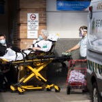 Una ambulancia traslada a un enfermo de Covid-19 en Nueva York