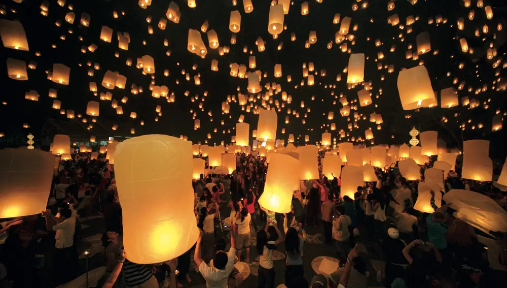 Las linternas que portan los sueños y deseos de los tailandeses en la fiesta del 31 de Octubre