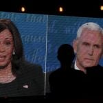 Ciudadanos ven el debate entre Kamala Harris y Mike Pence desde una taberna en San Diego, California