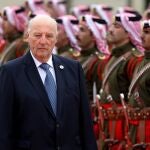 FILE PHOTO: Norway's King Harald V reviews an honor guard at the Royal Palace in Amman, Jordan March 2, 2020. REUTERS/Muhammad Hamed/File Photo