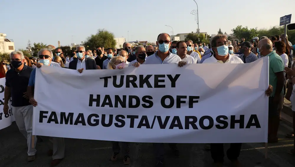 Manifestación de griegos chipriota contra la apertura de la playa de Varosha, en Famagusta