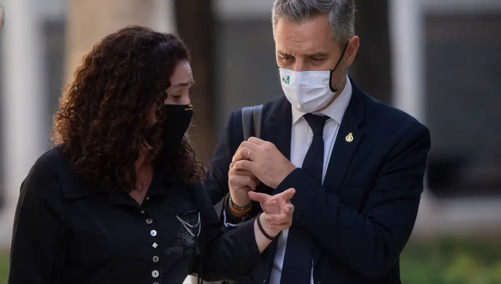 La portavoz del grupo Parlamentario Andalucía, Inmaculada Nieto (i), conversa con el consejero de Hacienda, Juan Bravo (d) tras sesión de control al gobierno del Pleno del Parlamento de Andalucía