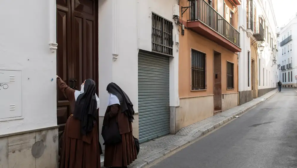 Dos monjas junto al convento de las Hermanas de la Cruz de Sevilla situado en la calle Santa Ángela de la Cruz,