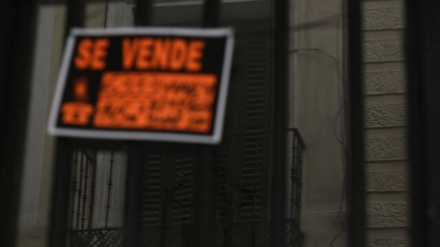 Cartel colgado en un edificio que indica que el inmueble está en venta