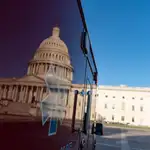 El Capitolio se refleja en una ambulancia