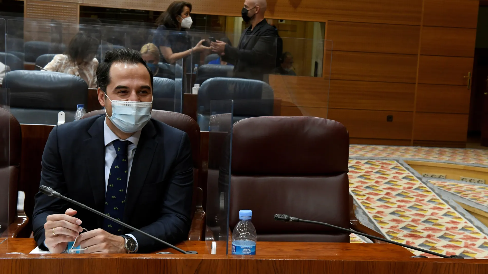 El vicepresidente de la Comunidad de Madrid, Ignacio Aguado (i), durante el pleno de la Asamblea de Madrid