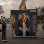 Los activistas radicales quemaron diversas fotografías del Rey AP Photo/Emilio Morenatti