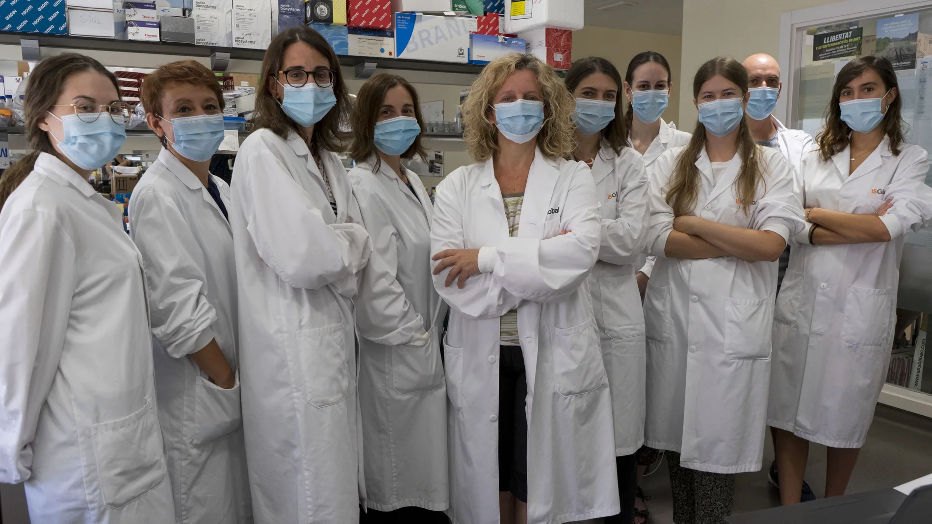 Carlota Dobaño, responsables del Grupo de Inmunología de la Malaria del ISGlobal, junto a su equipo