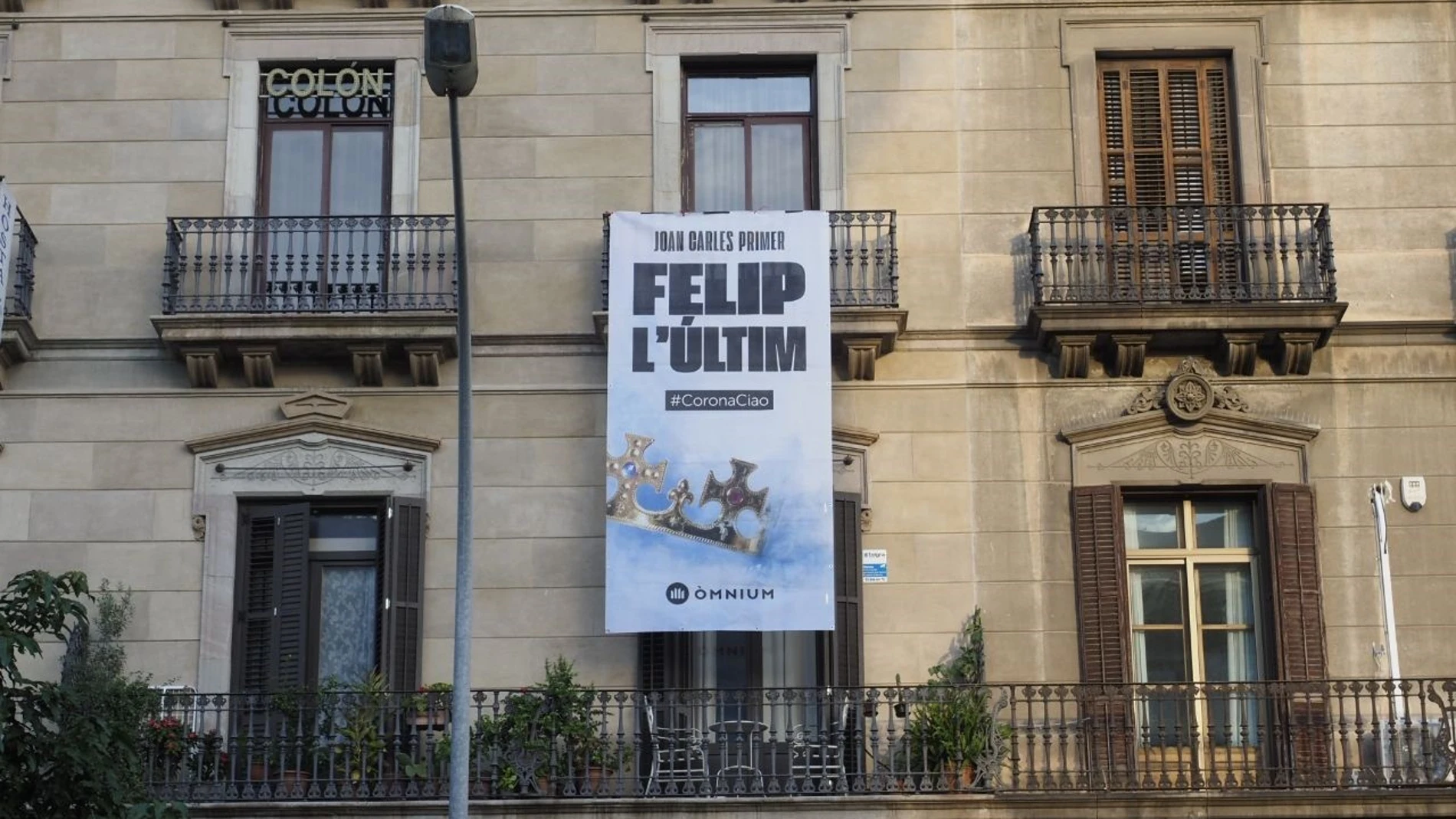 Pancarta de Òmnium contra la visita del Rey a Barcelona. ÒMNIUM