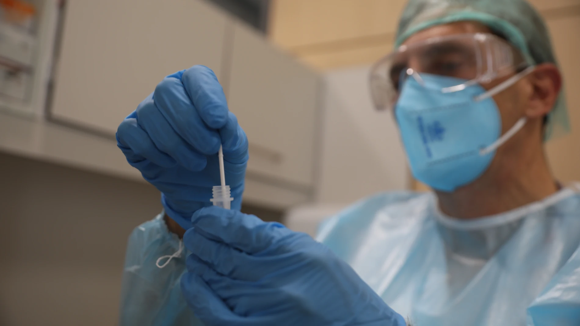 En la imagen, una prueba PCR por parte de un sanitario. @Cipriano Pastrano