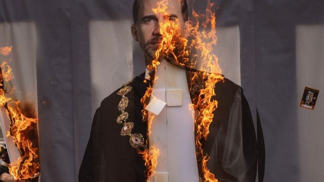 Los activistas han quemado estos días numerosas imágenes del Rey Felipe VI