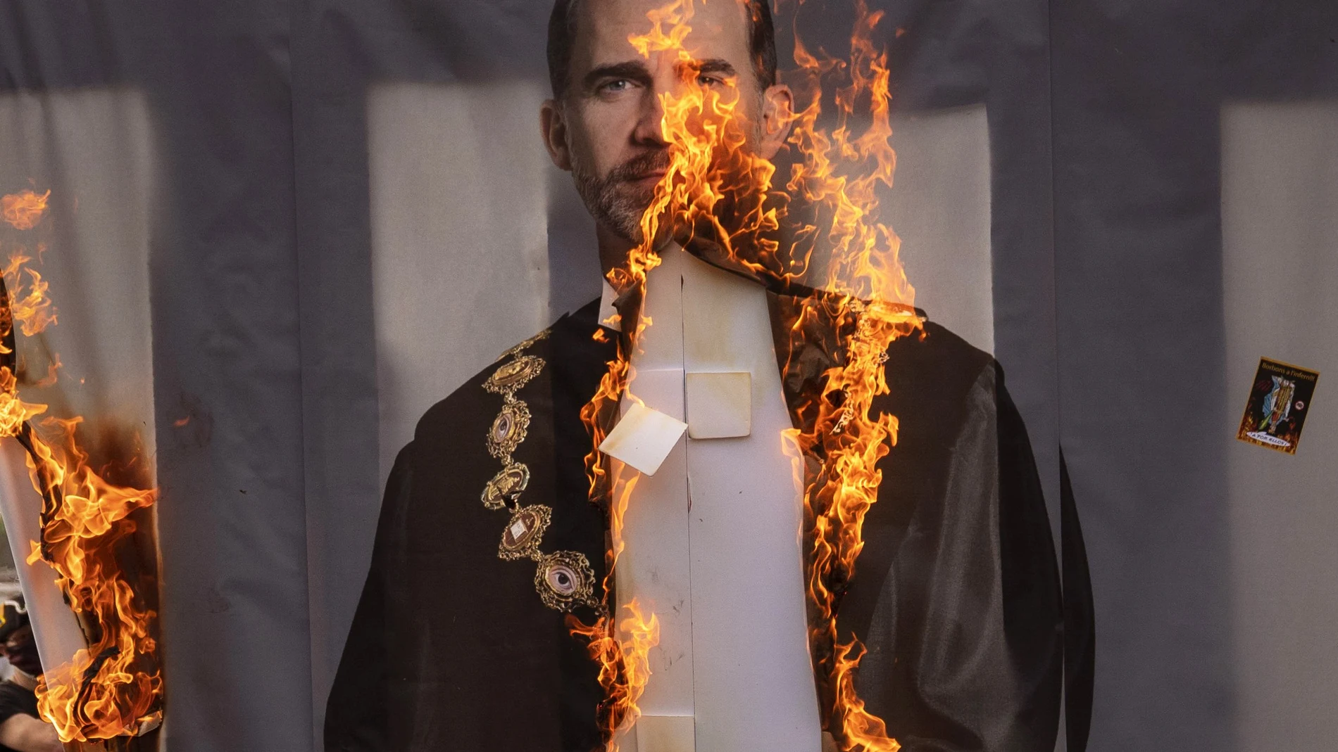 Los activistas han quemado estos días numerosas imágenes del Rey Felipe VI