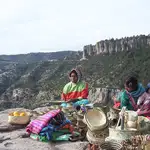 Mujeres tarahumara elaborando cestos de mimbre.