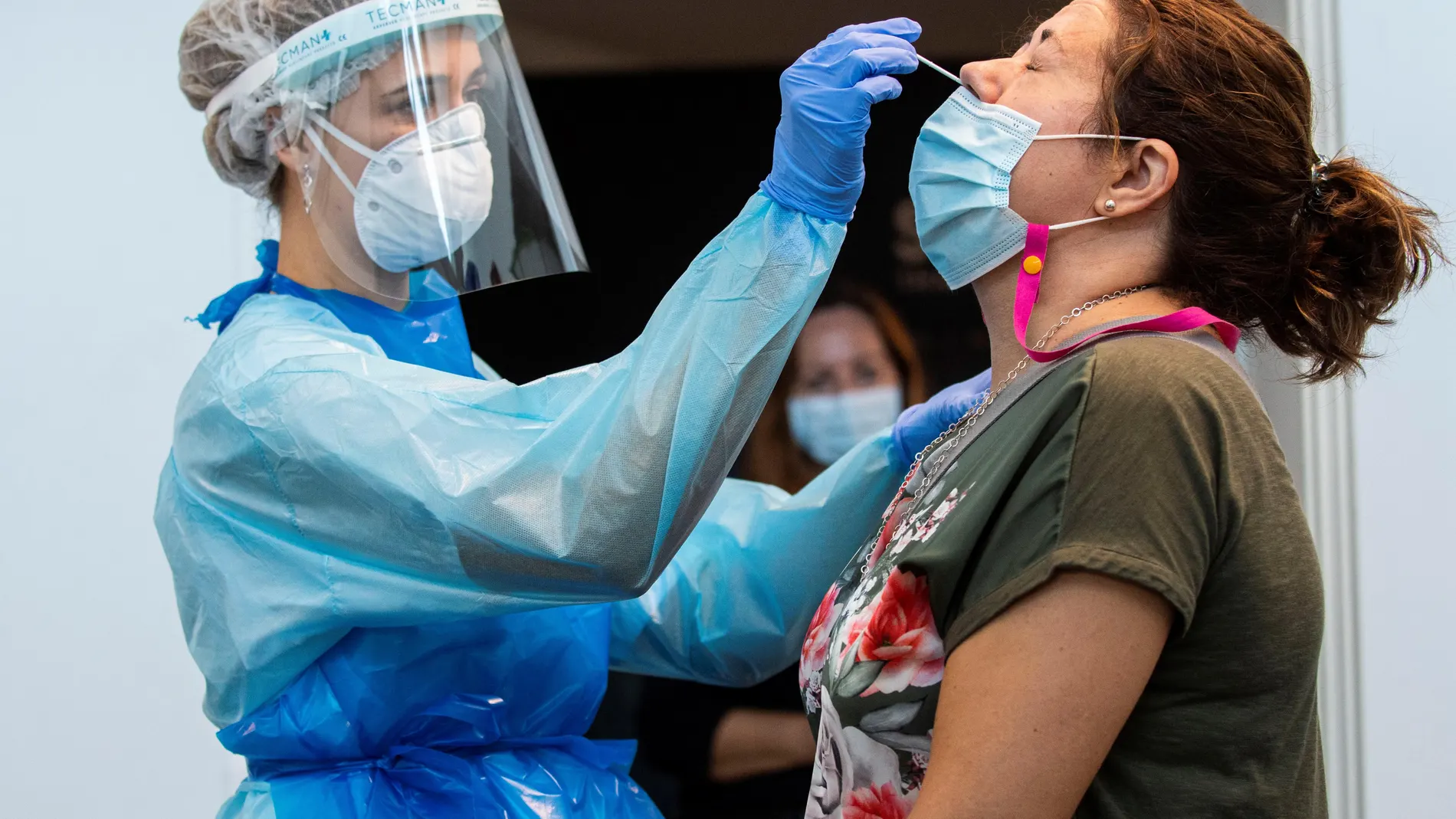 Los voluntarios acceden a realizarse dos pruebas (una PCR normal y otra la prueba rápida) durante los test de la prueba rápida de diagnóstico para la COVID-19 por antígeno para validar su funcionamiento en las instalaciones de COVID-EXPRES en el Palacio de Congresos de Palma de Mallorca